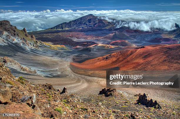 the colorful haleakala crater, maui, hawaii - cinder cone volcano stock pictures, royalty-free photos & images