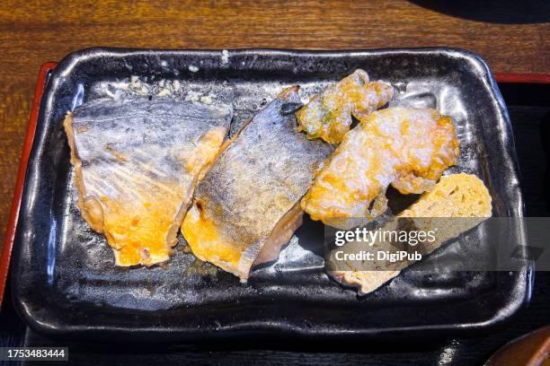“sawara saikyoyaki” - japanese seerfish marinated in kyoto saikyo white miso and grilled for lunch, japanese spanish mackerel (scomberomorus niphonius) - dashimaki tamago fotografías e imágenes de stock