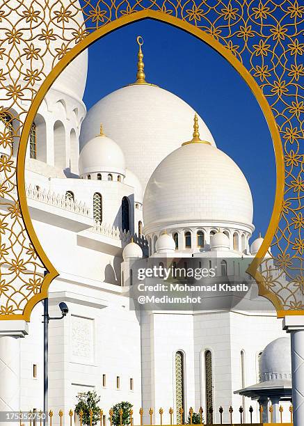 the white domes of sheikh zayed mosque - sheikh zayed grand mosque stock pictures, royalty-free photos & images