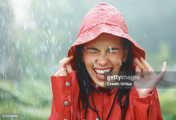 llueve. - lluvia fotografías e imágenes de stock