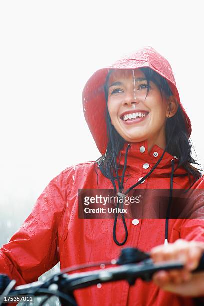 mujer ciclista en lluvia - bike rain fotografías e imágenes de stock
