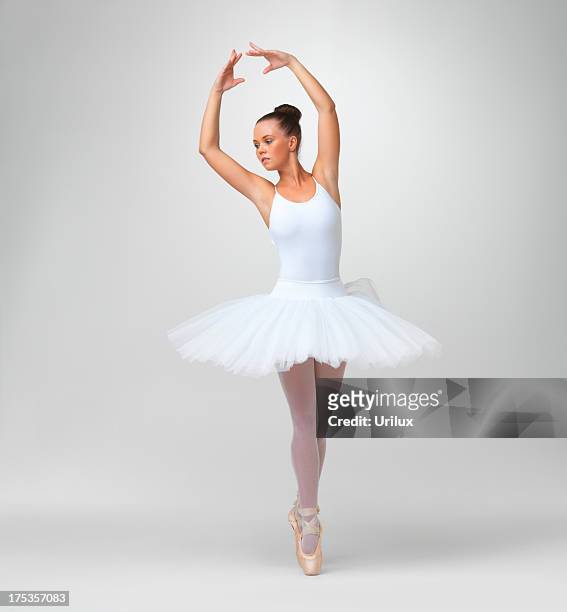 jovem bailarina de ballet vestindo tutu contra branco copyspace - saia de bailarina imagens e fotografias de stock