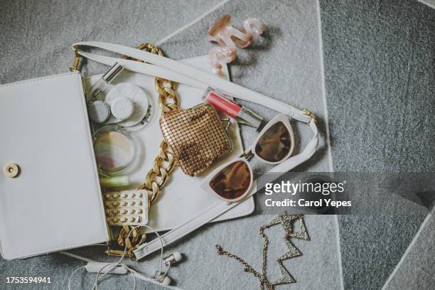 woman´s bag with feminine items - purse contents stock pictures, royalty-free photos & images
