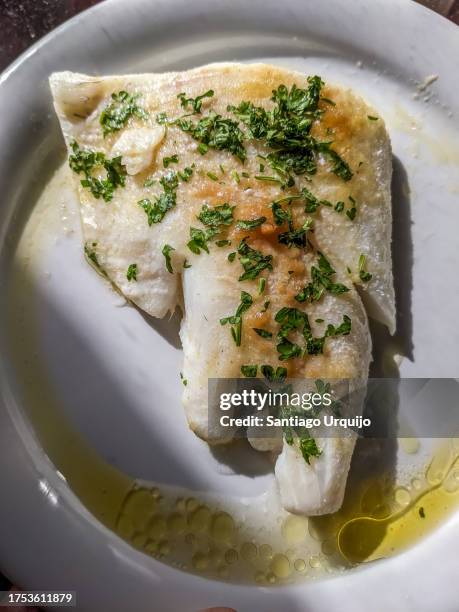 plate with baked cod - kabeljauw stockfoto's en -beelden