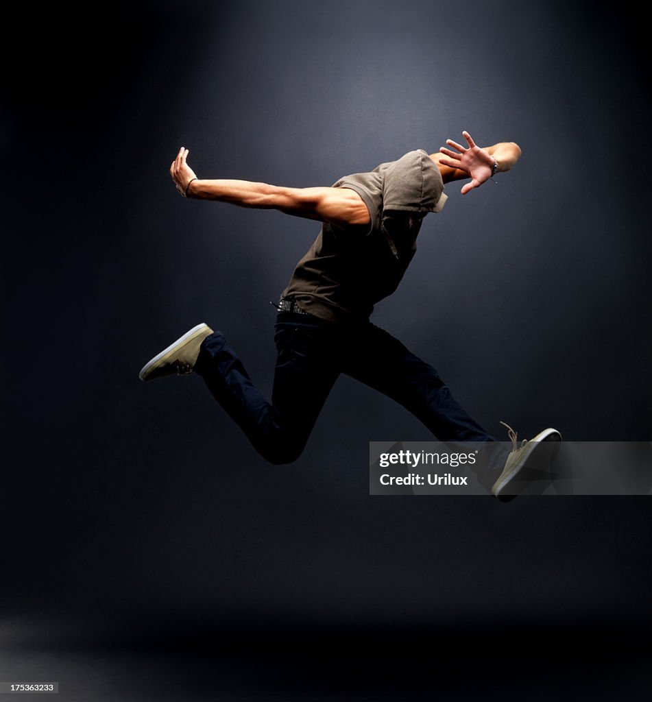Junge männliche hip-hop-Tänzer springen in der Luft
