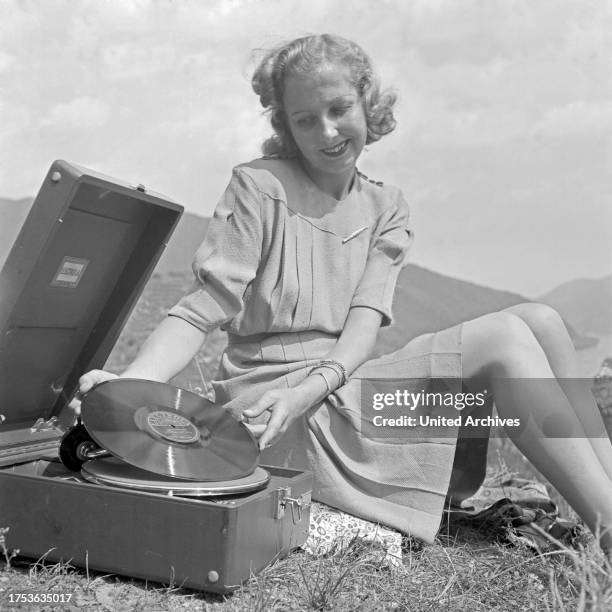 Shellac Gi 125 Shellac Records Stock Photos, High-Res Pictures, and Images - Getty ...