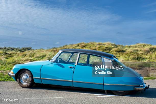 citroën ds oldtimer limousine - citroën stock-fotos und bilder