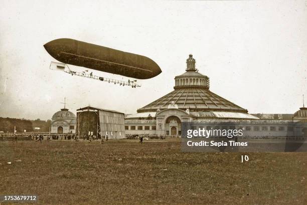 Flight test of the Renner brothers with the guided balloon 'Estaric' in the Prater near the Rotunda publisher resp. K. U. K. Universitätsbuchhandlung...