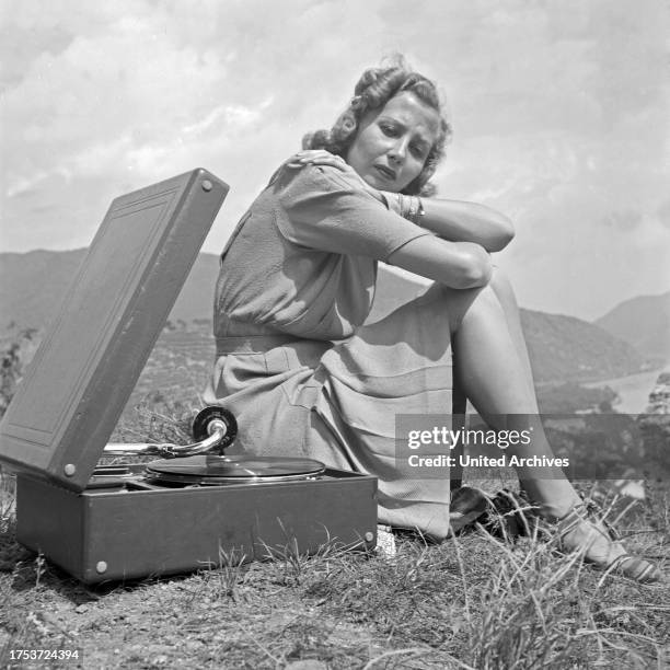 Shellac Gi 125 Shellac Records Stock Photos, High-Res Pictures, and Images - Getty ...
