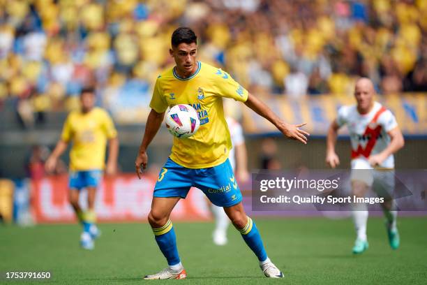 Sergi Cardona of UD Las Palmas in action during the LaLiga EA Sports match between UD Las Palmas and Rayo Vallecano at Estadio Gran Canaria on...