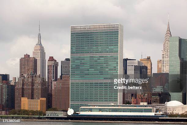the united nations building - hoofdkwartier van de verenigde naties stockfoto's en -beelden