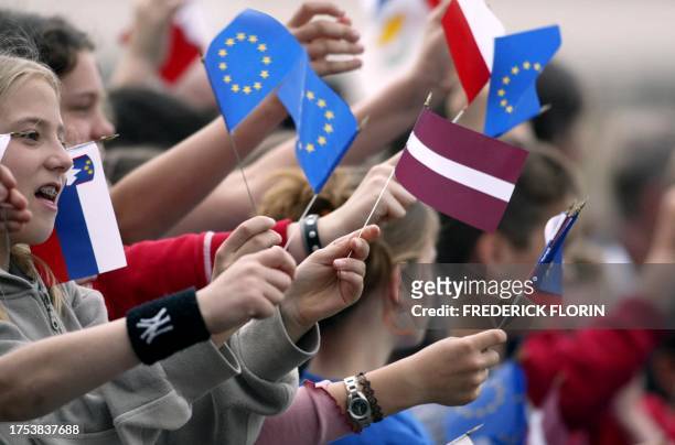 Des enfants agitent des drapeaux européens alors que l'ancien président polonais Lech Walesa, le président du Parlement Européen, Pat Cox et les...