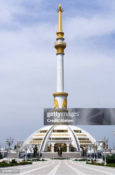 monumento de la independencia en asjabad, turkmenistán. - ashgabat turkmenistan fotografías e imágenes de stock