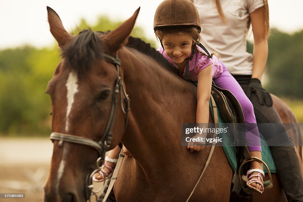 Bambino equitazione cavallo all'aperto.