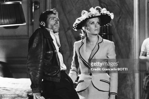 Henri Garcin et Catherine Deneuve sur le tournage du film 'La Vie de château', en juin 1965.