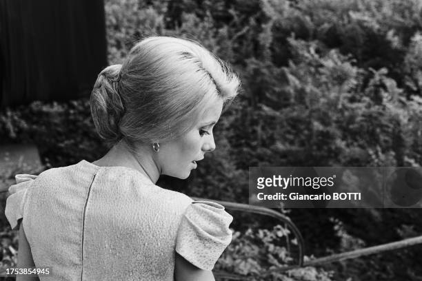 Catherine Deneuve sur le tournage du film 'La Vie de château', en juin 1965.