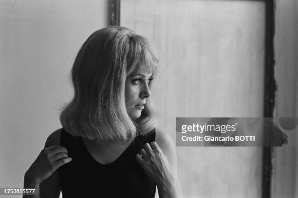 Catherine Deneuve sur le tournage du film 'Les Demoiselles de Rochefort', en juillet 1966.