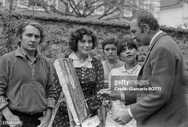 Joël Séria, Andréa Ferréol, Patricia Belmondo, Jeanne Goupil et Jean-Pierre Marielle sur le tournage du film 'Les Galettes de Pont-Aven', en 1974.