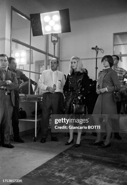 Luis Bunuel, Catherine Deneuve et Macha Méril sur le tournage du film 'Belle de jour', en 1966.