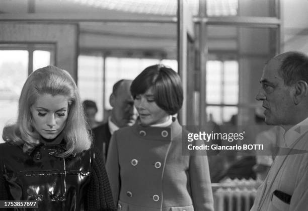 Catherine Deneuve, Macha Méril et Luis Bunuel sur le tournage du film 'Belle de jour', en 1966.