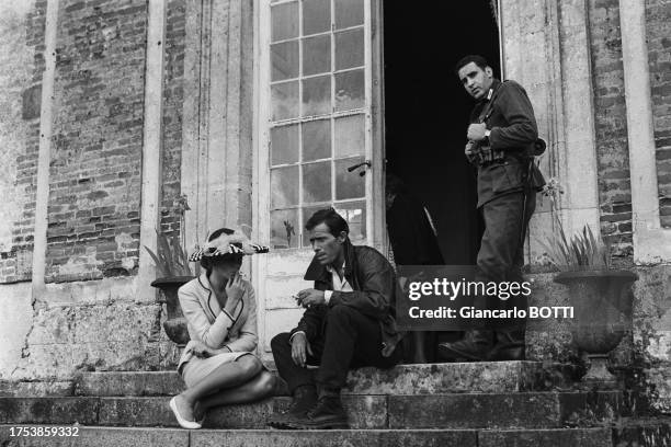 Catherine Deneuve et Henri Garcin sur le tournage du film 'La Vie de château', en juin 1965.