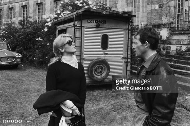 Catherine Deneuve et Henri Garcin sur le tournage du film 'La Vie de château', en juin 1965.