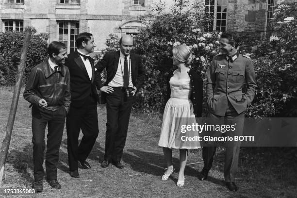 Henri Garcin, Philippe Noiret, Jean-Paul Rappeneau, Catherine Deneuve et Carlos Thompson sur le tournage du film 'La Vie de château', en juin 1965.