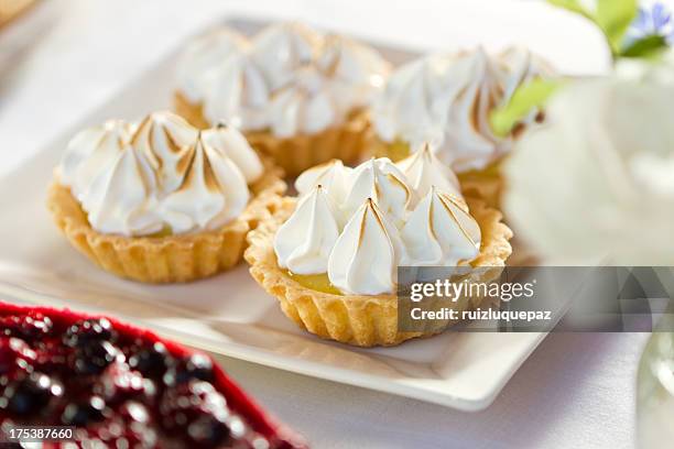 litlle tarte de limão - merengue imagens e fotografias de stock