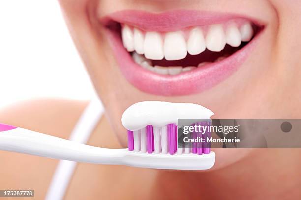 lavarsi i denti - sbiancamento dentale foto e immagini stock