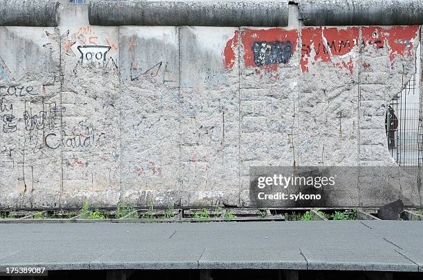 old damaged wall - the berlin wall stock pictures, royalty-free photos & images