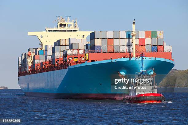 container ship in hamburg - sleepboot stockfoto's en -beelden
