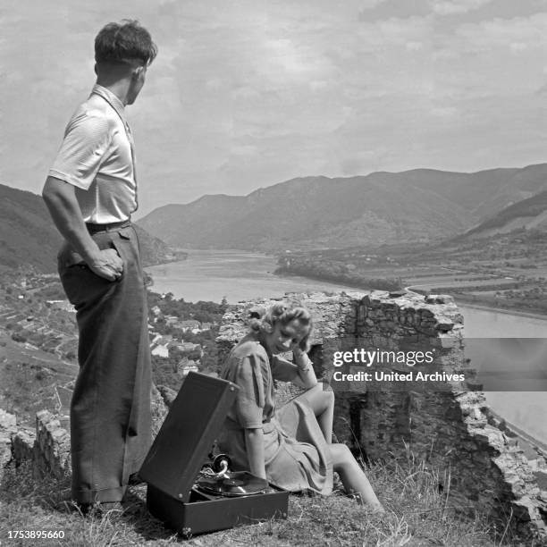 Shellac Gi 125 Shellac Records Stock Photos, High-Res Pictures, and Images - Getty ...