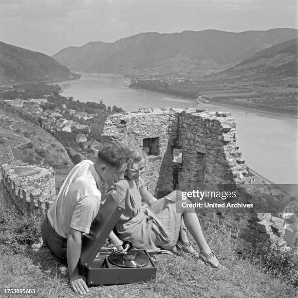 Shellac Gi 125 Shellac Records Stock Photos, High-Res Pictures, and Images - Getty ...