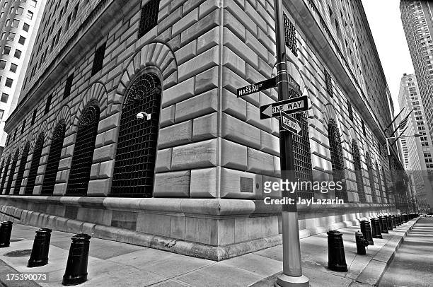 連邦準備ビル、ロウアーマンハッタンの金融街、ニューヨーク市 - bank sign ストックフォトと画像