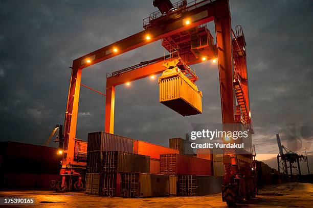 overhead crane - construction cranes stockfoto's en -beelden