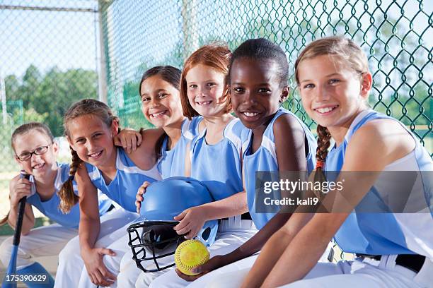 girls softball equipe sentado na cabina - youth sports competition - fotografias e filmes do acervo