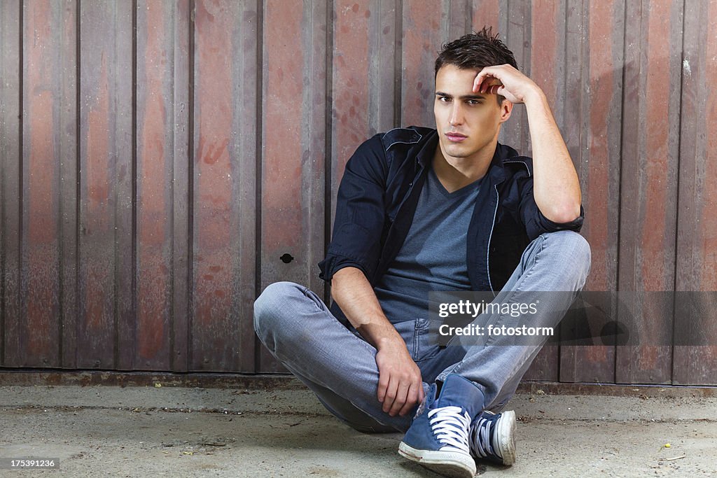 Hombre joven en entorno urbano