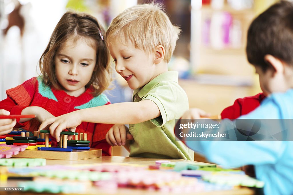 Glückliche Kinder spielen zusammen.