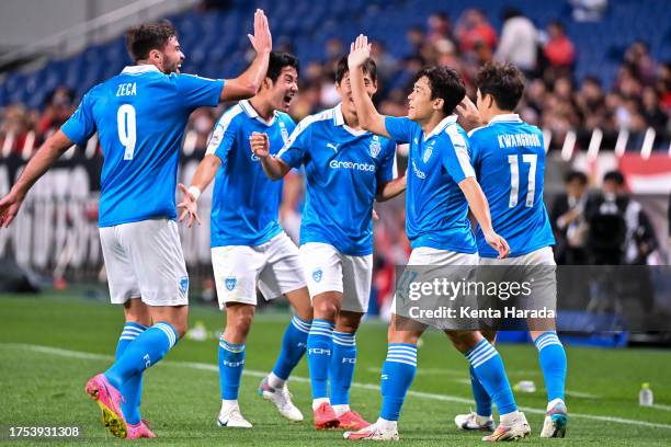Jeong Jae-Hee of Pohang Steelers celebrates scoring his side's first goal with his teammates during the AFC Champions League Group J match between...