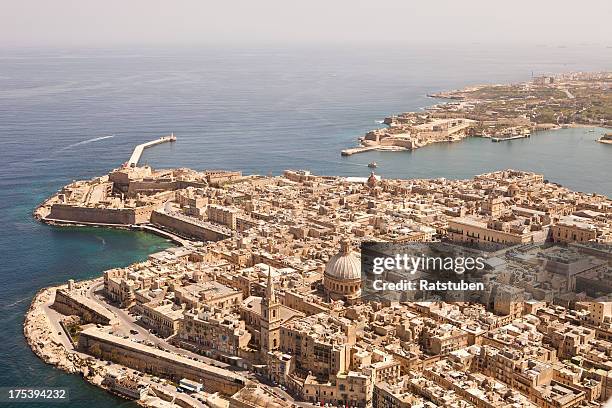 luftbild von valletta, malta. aus einem leichten flugzeug - insel malta stock-fotos und bilder