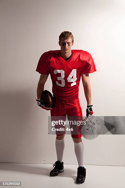 portrait d'un athlète avec un joueur de football américain - joueur-de-football-américain photos et images de collection