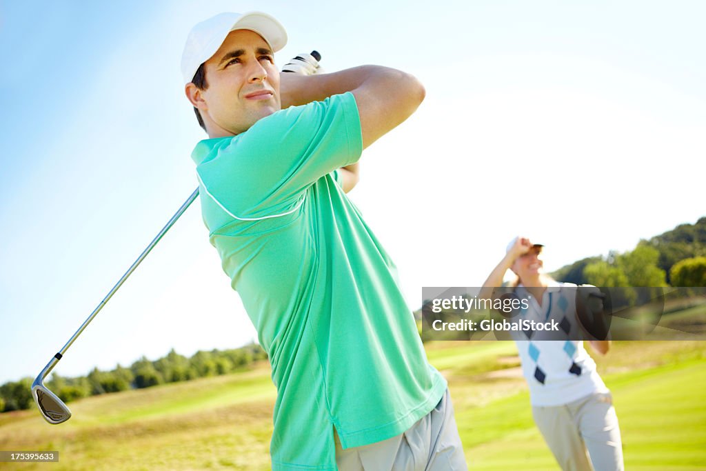 Jogador de golfe masculino com Taco de Golfe no green