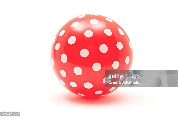 palla rossa tratteggiata - palla sportiva foto e immagini stock