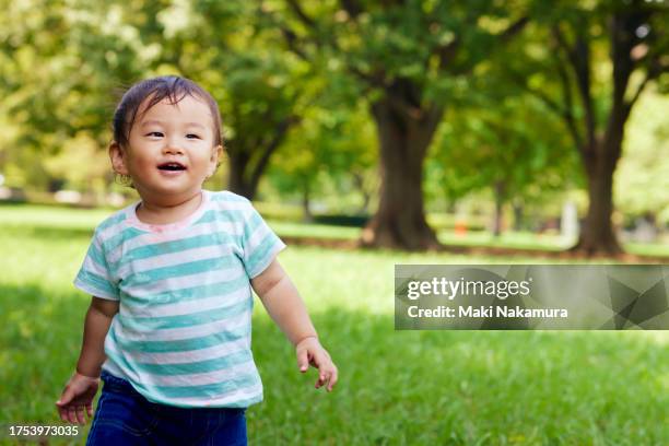 portrait of a one-year-old boy. - eenjarig plantenkenmerk stockfoto's en -beelden