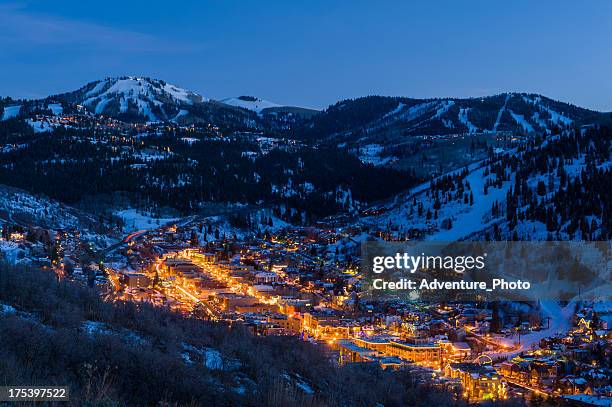 夕暮れのパークシティーの輝く眺め - park city   utah ストックフォトと画像