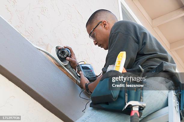 cámara de seguridad de instalación - cámara de seguridad fotografías e imágenes de stock