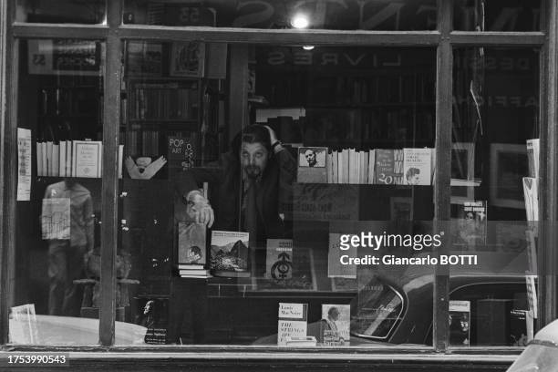 Jean-Jacques Lebel dans une librairie à Paris, en juin 1966.