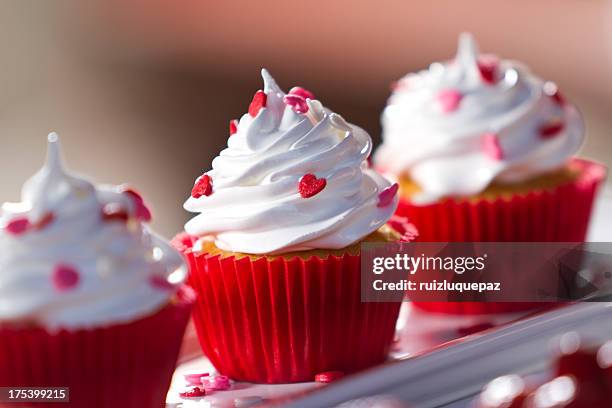 delicato cupcakes dolce - cupcake foto e immagini stock