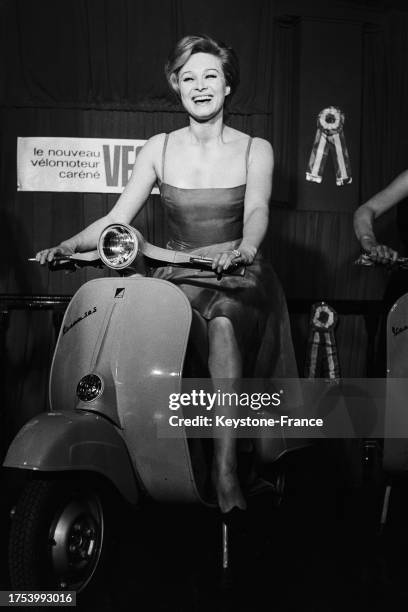 Danik Patisson sur la nouvelle Vespa 50 S au cours du cocktail de présentation de Vespa à Paris le 27 février 1964