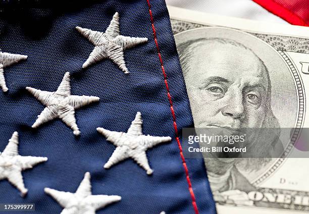 dinero y bandera - actividad económica fotografías e imágenes de stock